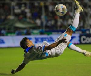 Edwin Rodríguez se roba las miradas del Sports Center tras la Chilena que se marcó en el partido entre Honduras y Granada en la Nations League
