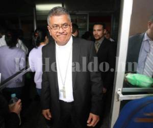 El Obispo José Antonio Canales fue abordado por la prensa a su salida del Ministerio Público (MP). Fotos: Emilio Flores/ EL HERALDO