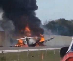 Imágenes captadas en redes sociales muestran el voraz incendio de la aeronave.