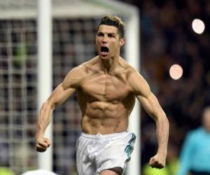 En esta foto de archivo tomada el 11 de abril de 2018, el alero portugués del Real Madrid Cristiano Ronaldo celebra tras anotar un penalti durante el partido de vuelta de cuartos de final de la UEFA Champions League entre Real Madrid CF y Juventus FC en el estadio Santiago Bernabéu de Madrid el 11 de abril , 2018.