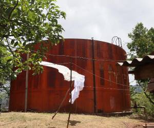 La falta de agua afecta a cinco sectores del Hato de Enmedio, una colonia donde residen unas 20,000 personas apróximadamente.