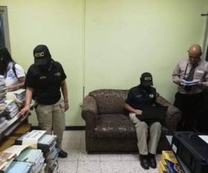 Miembros de la ATIC durante el operativo en las oficinas de MiAmbiente.