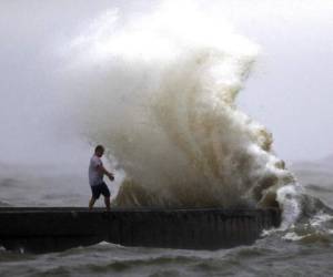 Una ola azota un muelle cerca de la BahÃ­a Orleans en Lake Pontchartrain en Nueva Orleans, el domingo 7 de junio de 2020, durante la llegada de la tormenta tropical CristÃ³bal a las costas de Luisiana. (AP Foto/Gerald Herbert)