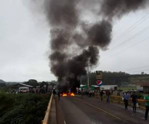 Los manifestantes bloquearon la calle que lleva a Copán. Foto: EL HERALDO