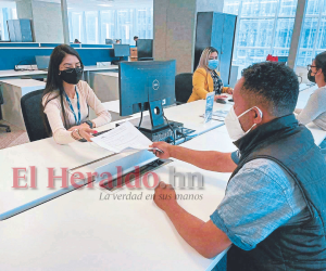 En actividades como energía, ciencia y construcción, las mujeres devengan salarios hasta 63% más altos que los hombres.