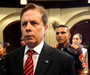 El capitán retirado Billy Joya Améndola junto a su esposa y sus hijos denunció ayer al ex fiscal general Edmundo Orellana.