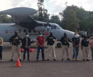 Autoridades detallaron que algunos de los ahora detenidos iban conduciendo el camión que trasladaba los estupefacientes, mientras que otros lo escoltaban a bordo de un vehículo tipo pick up.