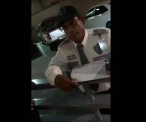 Pedro Javier, el guardia en turno que se metió en problemas por decir adiós a una joven. (Foto: Captura de video)