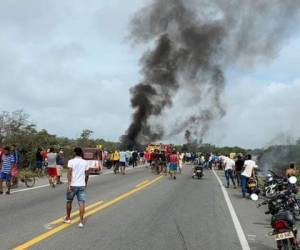 La policía de carreteras señaló que al parecer el conductor del vehículo se quedó dormido y volcó. Foto: Telemetro Reporta.