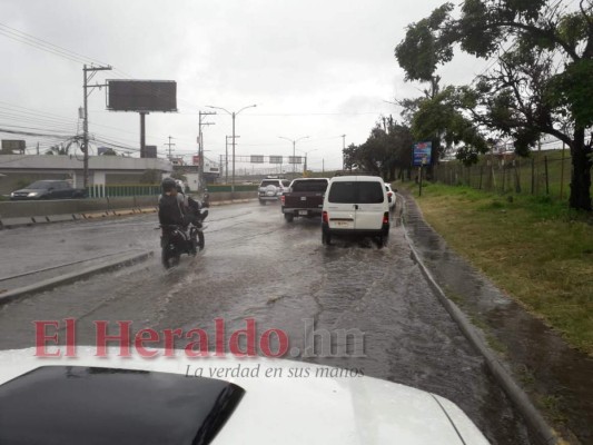 La lluvia azotó por 20 minutos la capital de Honduras. Foto: Jimmy Argueta/EL HERALDO.