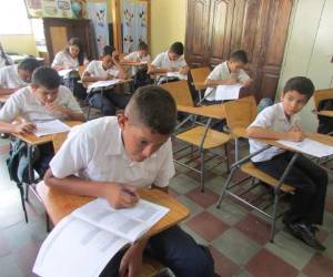 Los estudiantes de Danlí mientras se sometían a las evaluaciones ayer por la mañana.