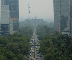 La nube de humo y la contaminación se observan desde el emblemático Paseo de la Reforma y el Castillo de Chapultepec en la Ciudad de México. FOTO: AP