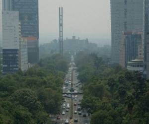 La nube de humo y la contaminación se observan desde el emblemático Paseo de la Reforma y el Castillo de Chapultepec en la Ciudad de México. FOTO: AP