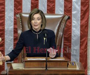 Martillo legislativo en mano, la presidenta de la Cámara de Represenantes Nancy Pelosi anuncia la aprobación de la primera de dos acusaciones a Donald Trump. Foto: Agencia AP.