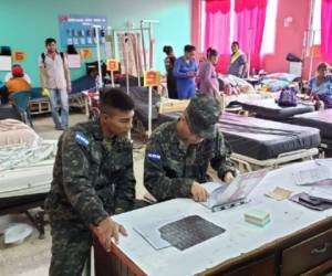 Los militares de las Fuerzas Armadas están capacitados para la atención de pacientes dentro de las salas.