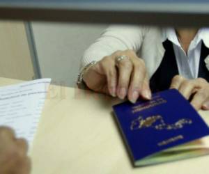 Los menores de 21 años deberán de solicitar el pasaporte acompañados de sus padres. Foto: EL HERALDO