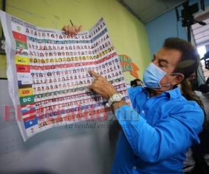 Salvador Nasralla ejerciendo el sufragio el pasado domingo 28 de marzo en la ciudad capital. FOTO: EL HERALDO