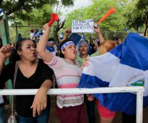 Con el diálogo entre el gobierno y los opositores se busca una salida pacífica a las protestas. Foto AFP