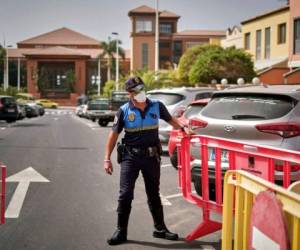 Un policía español bloquea el acceso al hotel H10 Costa Adeje Palace en la isla de Tenerife, España. Foto: AP