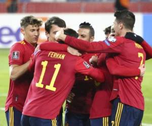 El gol de Dani Olmo en el segundo minuto de la prolongación rescató el domingo la victoria 2-1, con lo que España quedó dos puntos detrás del líder Suecia.