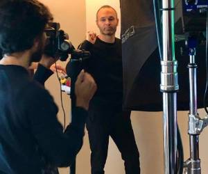El español fue un aficionado más en el Camp Nou. Foto cortesía Twitter @andresiniesta8