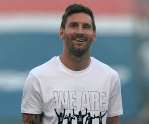 El delantero argentino del Paris Saint-Germain Lionel Messi reacciona durante una ceremonia de presentación antes del partido de fútbol francés L1 entre el Paris Saint-Germain y el Racing Club Strasbourg en el estadio Parc des Princes de París el 14 de agosto de 2021. Foto: AFP