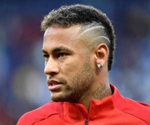 TOPSHOT - Paris Saint-Germain's Brazilian forward Neymar warms up prior to the French L1 football match Paris Saint-Germain (PSG) vs Toulouse FC (TFC) at the Parc des Princes stadium in Paris on August 20, 2017. / AFP PHOTO / bertrand GUAY