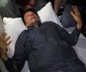 Khan, excampeón de cricket, resultó herido al producirse disparos, cerca de la ciudad de Gujranwala.
