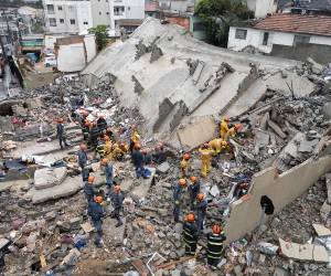 Al menos dos mujeres murieron este sábado tras el colapso de un edificio en construcción sobre una casa en la que vivían una decena de personas de origen boliviano, en la ciudad brasileña de São Paulo, informaron fuentes oficiales.