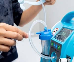 Un concentrador, según las especificaciones técnicas publicadas por la Organización Mundial de la Salud (OMS) en 2016, está diseñado 'para concentrar el oxígeno a partir del aire ambiente' y suministrarlo al paciente con hipoxemia, es decir, con bajos niveles de oxígeno en sangre.