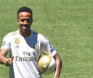 Éder Militao durante la presentación en el Estadio Santiago Bernabéu. Foto:AFP