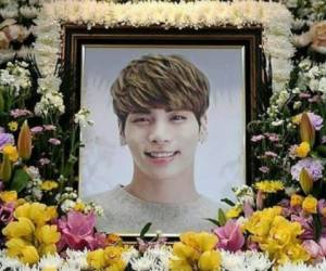 Kim debutó en mayo de 2008 como cantante principal de la formación SHINee, uno de los grupos masculinos de mayor renombre en el K-Pop.