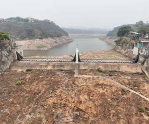 Mientras las reservas de agua en Tegucigalpa continúan disminuyendo, las autoridades ya preparan medidas extraordinarias para evitar un desabastecimiento total en la capital. ¿De qué se trata?