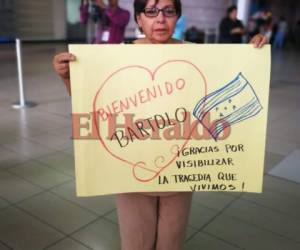 Así esperaban al exdiputado de Libre, Bartolo Fuentes, en el aeropuerto Internacional Toncontín. El excongresista fue deportado desde Guatemala. (Foto: Eduardo Elvir / EL HERALDO)