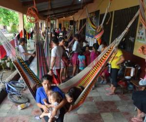 En el albergue del CEB Tiburcio Carías Andino, las familias ubicaron hamacas para dormir ante la falta de espacios en las salones de clases.