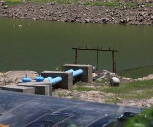 La crisis hídrica en la capital se intensifica con Los Laureles al 32.37% y reportes de menor caudal en las fuentes que alimentan el embalse.