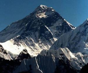 El guía Lukas Furtenbach advirtió que, si no se toman medidas de seguridad, el virus podría diseminarse entre los centenares de montañistas, guías y asistentes que ahora acampan en la base del Everest. Foto: AP