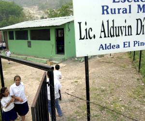 en la escuela rural mixta alduvin dias bonilla la directora y maestra olga palma y en la escuela roberto maradiaga la subdirectora laura argentina y sus alumnos