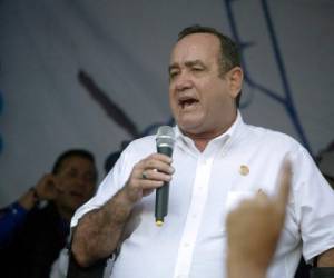 Alejandro Giammattei, candidato presidencial del partido Vamos, habla a sus simpatizantes durante un evento de campaña en el barrio El Paraíso a las afueras de Ciudad de Guatemala. Foto: Agencia AP.