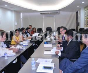 En la reunión entre Nasralla y Redondo también participaron el pleno de magistrados del TSE y otros miembros del Pac calificados como disidentes, foto: Alex Pérez/El Heraldo.