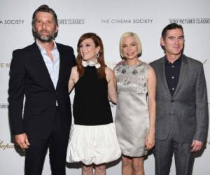 El director Bart Freundlich, izquierda, posa con los actores Julianne Moore, Michelle Williams y Billy Crudup en una función especial de 'After the Wedding' organizada por Chopard con Sony Pictures Classics y The Cinema Society, en el Regal Essex. Foto: AP/ Evan Agostini/Invision