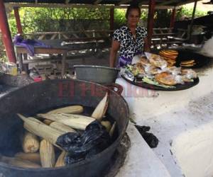 Doña Santos Ochoa prepara unas deliciosas fritas de maíz mientras se cocinan los elotes.