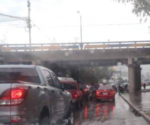 La lluvia de esta tarde ha generado congestionamiento vial en la salida al sur de la capital de Honduras. Foto: Jimmy Argueta.