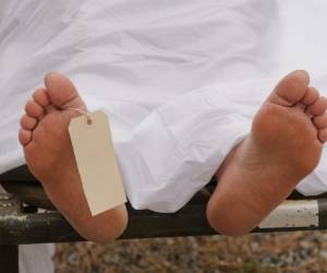 Policías y forenses realizaron el levantamiento de la víctima. Imagen ilustrativa