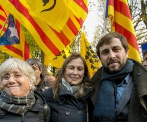 La exfuncionaria independentista catalana Meritxell Serret, al centro, durante una marcha en apoyo a la secesión de Cataluña de España, en Bruselas, Bélgica. (AP Foto/Olivier Matthys, Archivo)