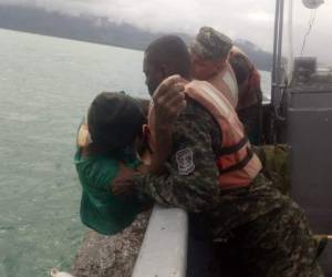 Los dos hondureños estaban débiles después del naufragio.