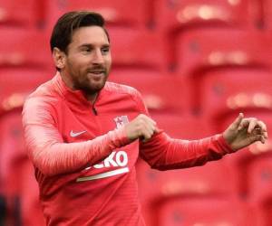 El delantero argentino del Barcelona, ​​Lionel Messi, asiste a la sesión de entrenamiento del equipo en el estadio de Wembley en Londres el 2 de octubre de 2018.