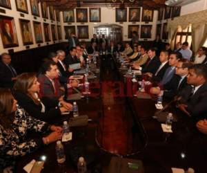Representantes de diferentes bancadas se reúnen con las comisiones del Congreso Nacional. Foto: Marvin Salgado/ EL HERALDO