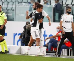 Paulo Dybala (centro) abandona el terreno tras sufrir una lesión en el partido del domingo que Juventus le ganó 2-0 a Sampdoria, asegurando su noveno 'scudetto' seguido en Turín. Foto: AP.