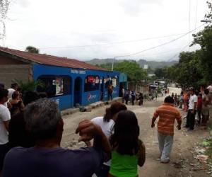 Los vecinos de la víctima asesinada a manos de su hermano, no podían creer lo ocurrido. (Foto: Cortesía @radiohrn)